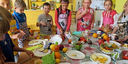 Klasa 3a przygotowuje owocowe sałatki, fot. SP Goleszów